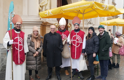 Auch Diözesanbischof Willhelm Krautwaschl besuchte die Nikolausaktion in der Grazer Herrengasse.
