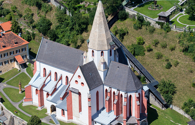 Im Jahr 2006 wurde die Kirche außen renoviert. Damit erhielt sie wieder ihre ursprüngliche gotische Farbgebung.
