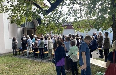 Volles Haus: Das Kirchlein beim Karmel war um Bersten gefüllt, die meisten Mitfeiernden fanden draußen Platz.