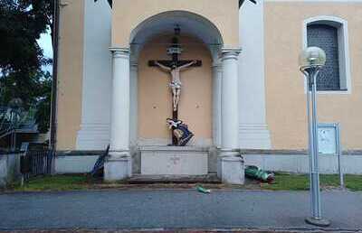 Vandalismus bei der Kreuzigungsgruppe der an der Pfarrkirche Deutschlandsberg: Eine Figur wurde links zu Boden geworfen, eine rechts. Die hl. Maria steht schief unter dem gekreuzigten Christus.