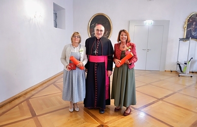 Diözesanbischof Wilhelm Krautwaschl mit den zwei ausgezeichneten Ehrenamtlichen aus St. Georgen ob Judenburg.