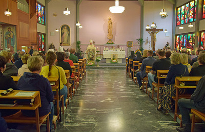 Die Kapelle wurde 1974 eingeweiht und ist wie das Marienkrankenhaus und die Kongregation der Unbefleckten Empfängnis geweiht.