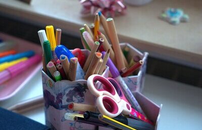 Die Materialliste für den Schulbeginn ist oft lang und kann ganz schön teuer werden.